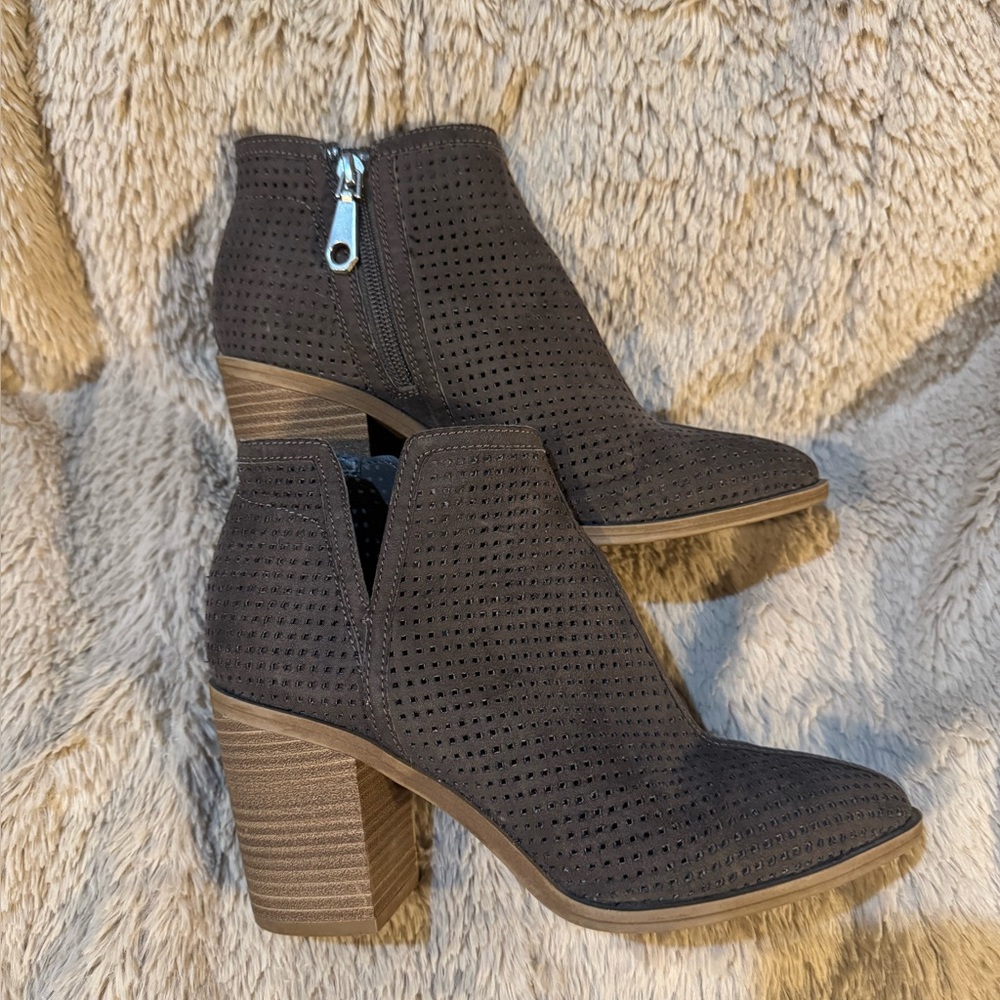 DV by Dolce Vita Ettie Perforated Dk Taupe/gray Ankle Boot Women’s Size 7M. EUC